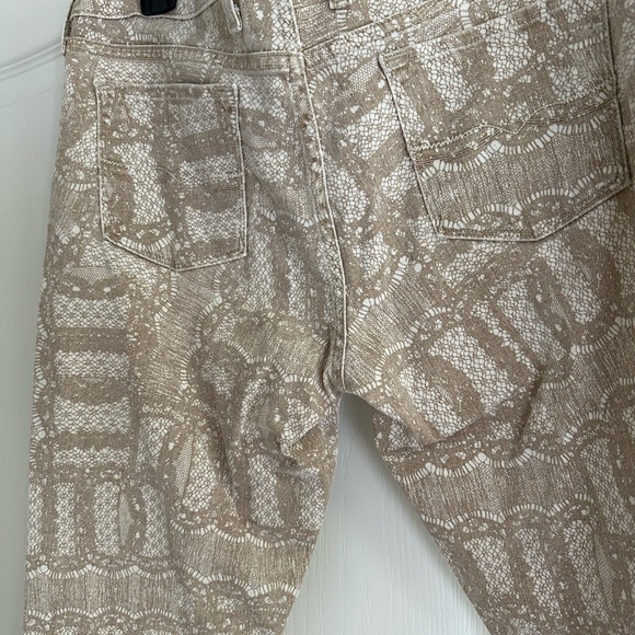 Lucky brand legend size 30 or 10 spandex patterned jeans in excellent condition - Picture 3 of 4